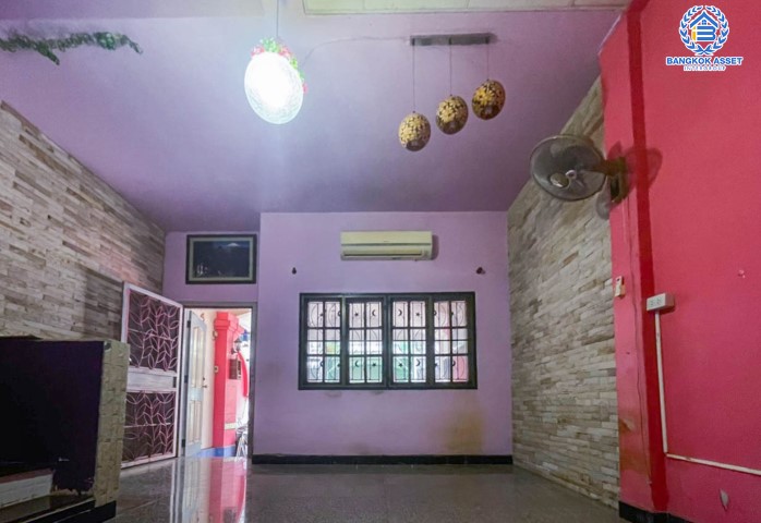 ทาวน์เฮ้าส์มือสองย่านนนทบุรี ม.ศิริชัย1 พิบูลสงคราม 22 บนเนื้อที่ 18.1 ตร.ว. ฟังก์ชัน 3 ห้องนอน 2 ห้องน้ำ 1 ที่จอดรถ แถมฟรี! 4 เครื่องปรับอากาศ ทำเลเดินทางสะดวก สิ่งอำนวยความสะดวกเพียบ ใกล้จุดขึ้นทางด่วน "ศรีรัช" และรถไฟฟ้าสถานี "แยกติวานนท์"...